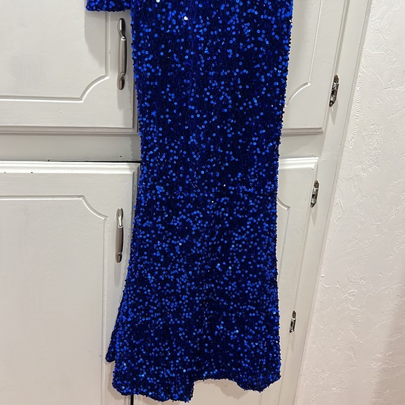 One shoulder Sequin Dress 💙 - Picture 4 of 6